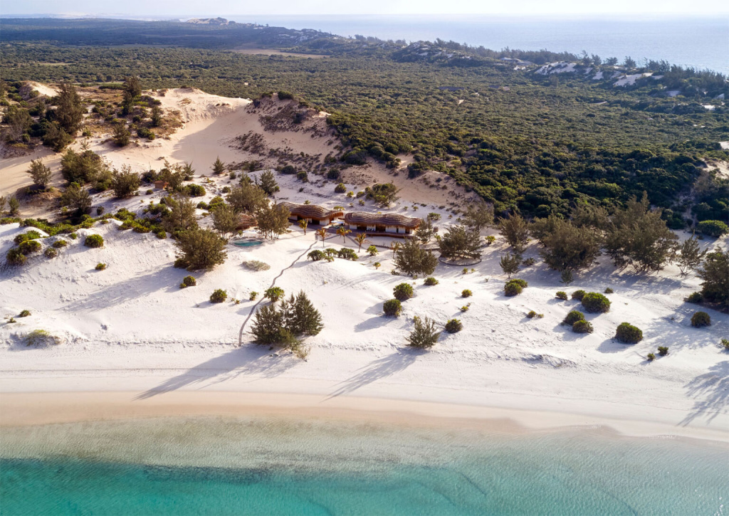 Beachfront-properties-at-Kisawa-Sanctuary-on-Benguerra-Island-1536x1087.jpg